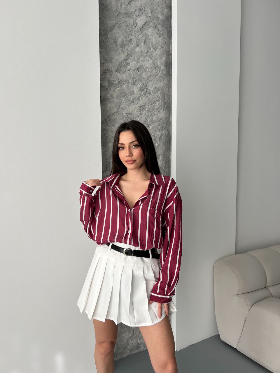 бяла плисирана пола, преден план 2