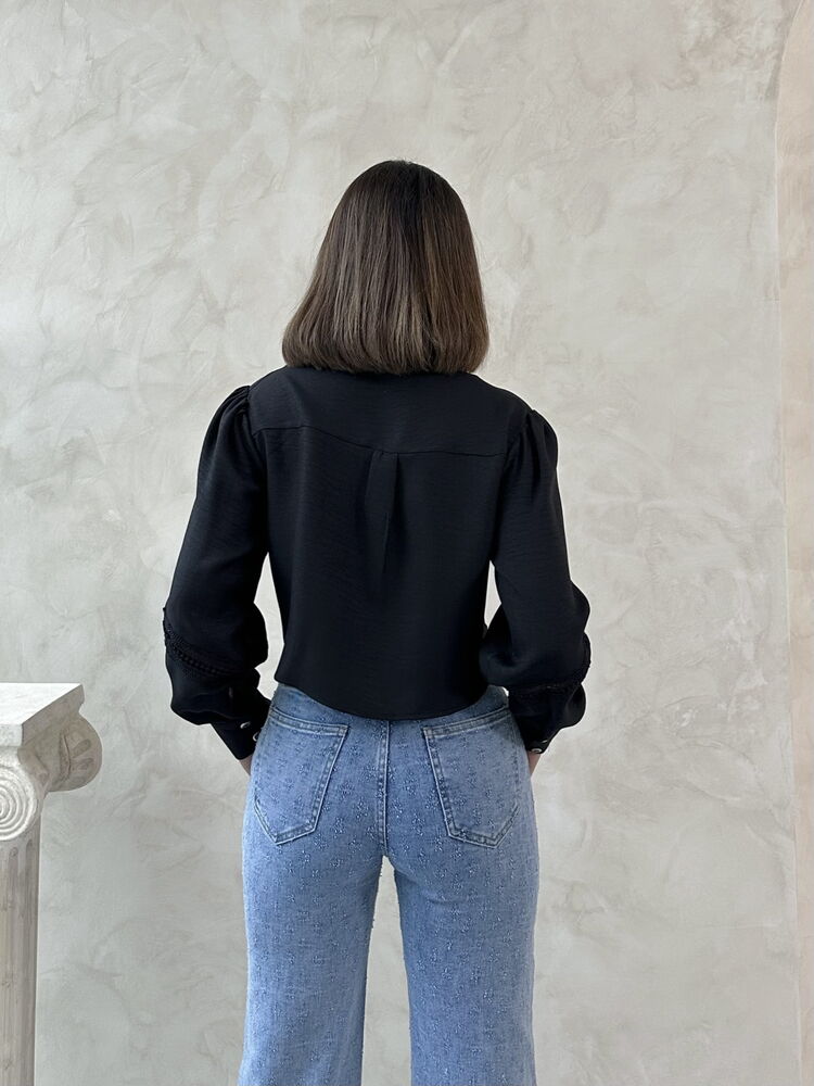 Черна риза Maraya, Заден план