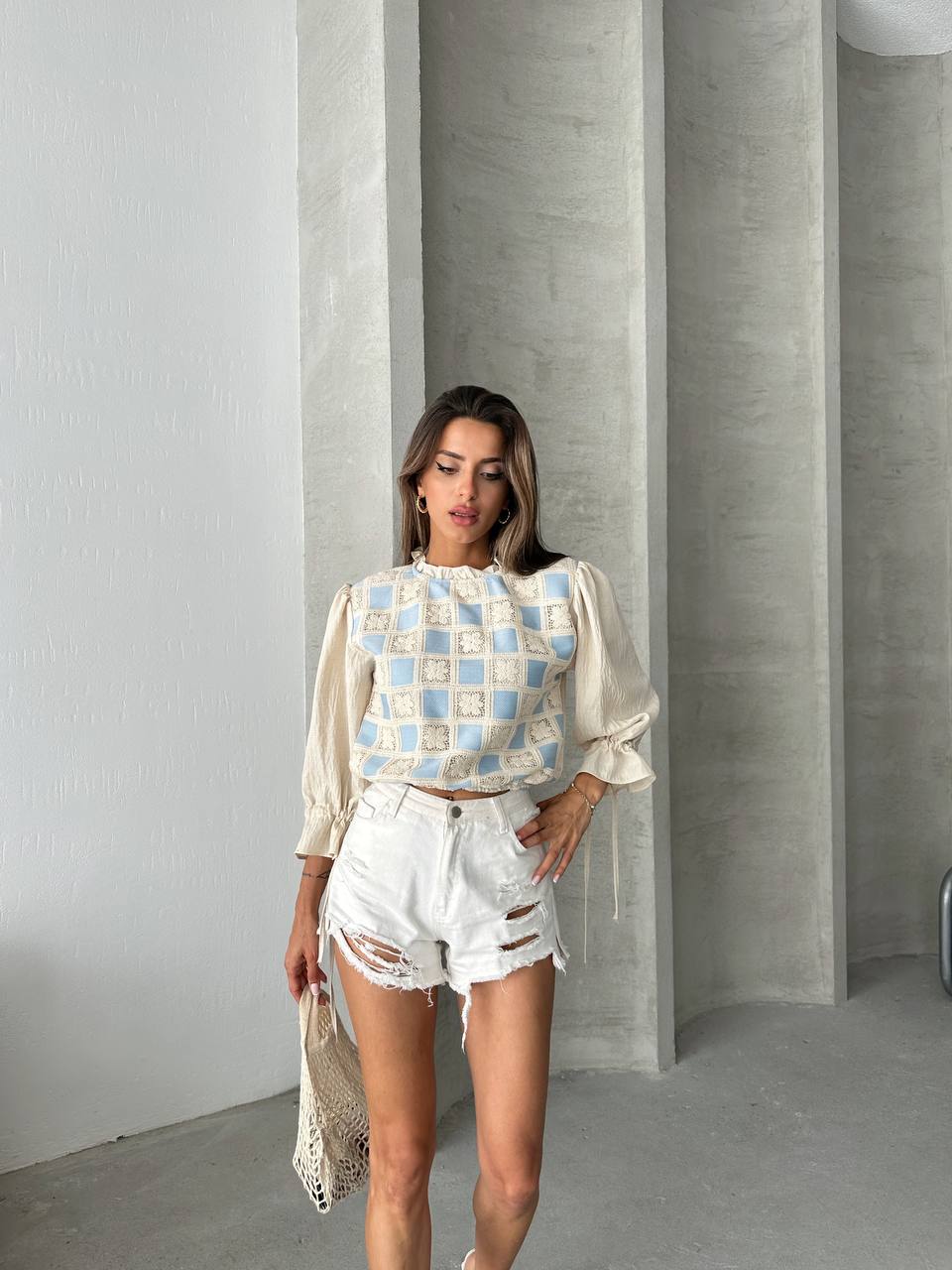 Дамска блуза Rebecca, Преден план