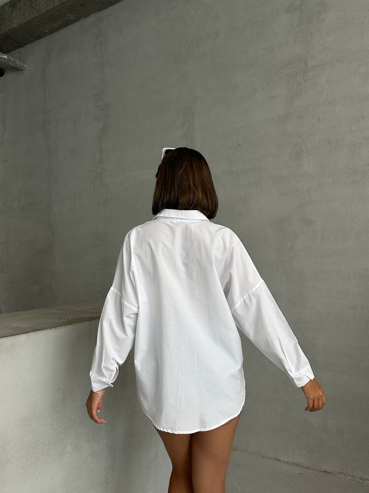 Бяла риза Ameliya, Заден план