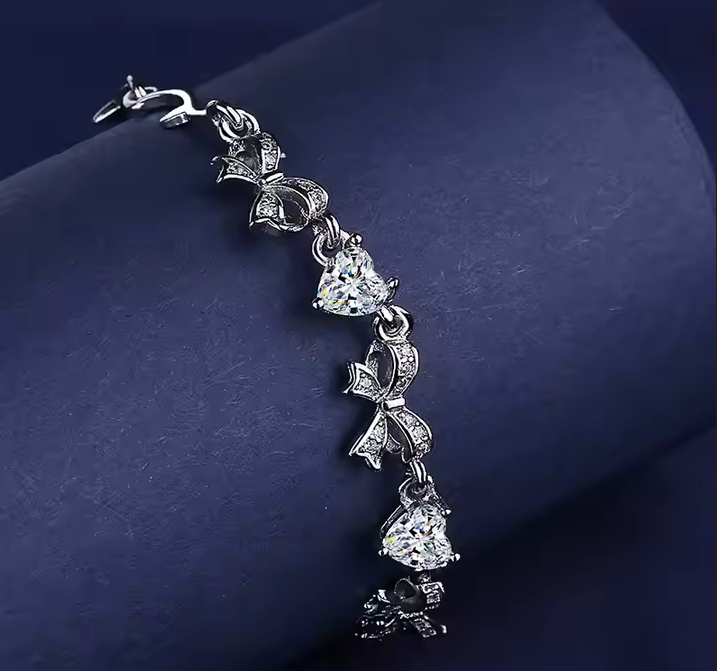 Гривна от медицинска стомана, сребърно покритие, с панделки и сърчица по нея 2