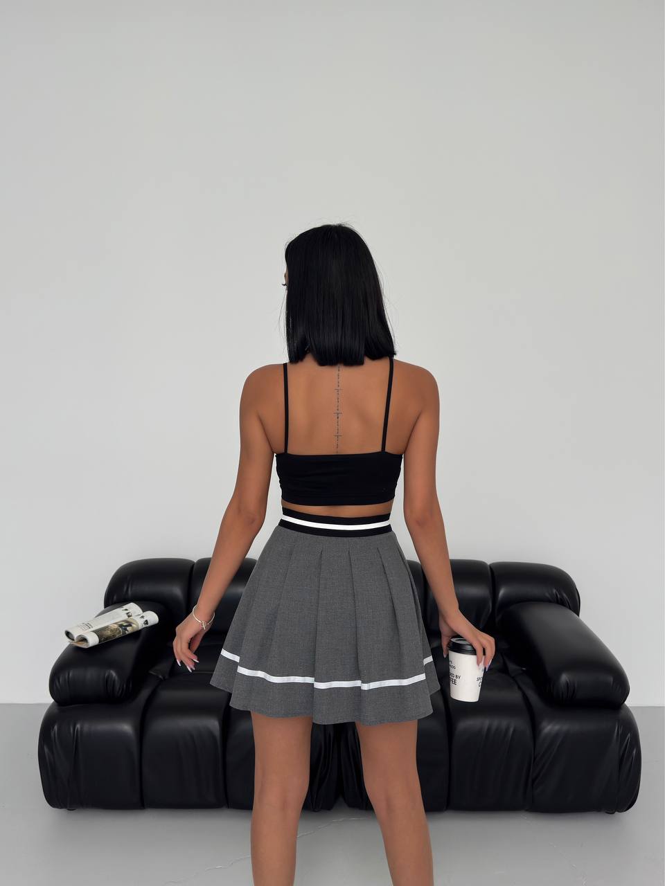 сива плисирана пола, заден план