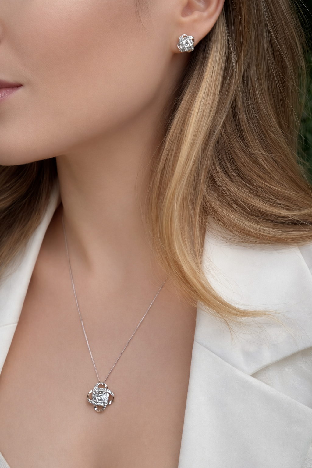 Сребърно колие с циркони 