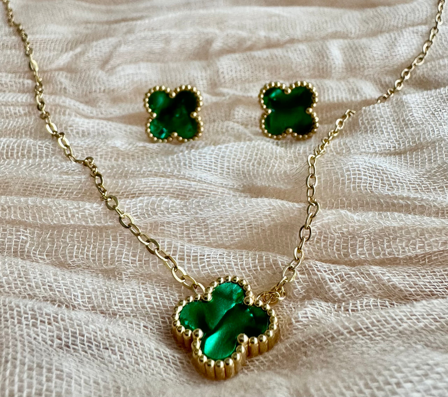 Комплект колие и обеци в изумрудено зелено от неръждаема стомана