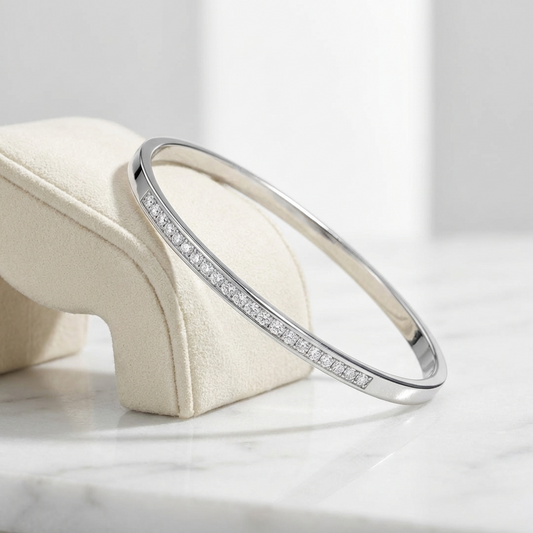 гривна в сребрист цвят с множество камъни циркони