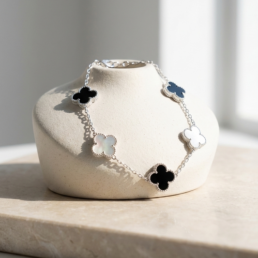 гривна с детелини в сребърно, бяло и черно от неръждаема стомана 2