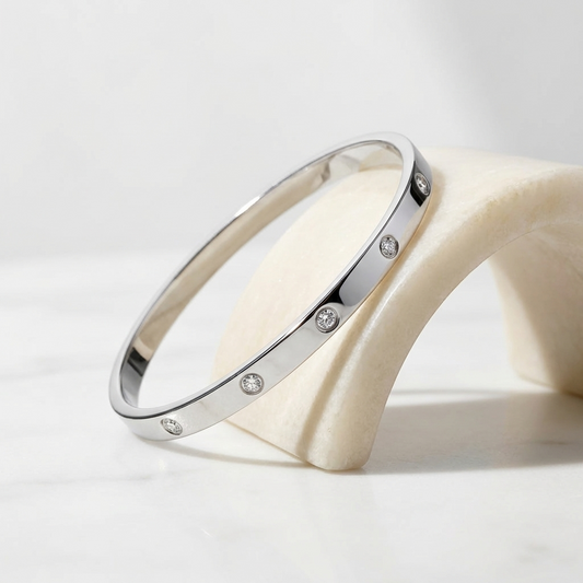 Гривна в сребрист цвят с камъни циркони