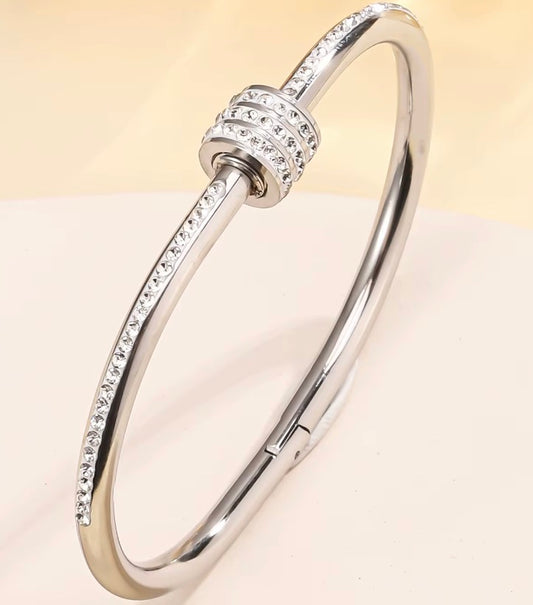 Гривна изработена от неръждаема стомана с циркони