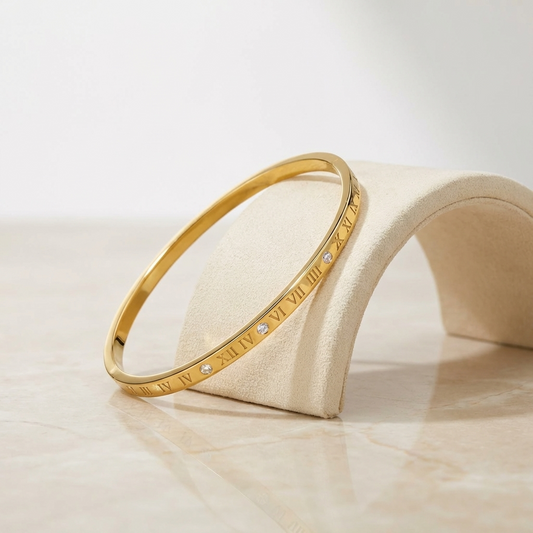 гривна от неръждаема стомана със златно покритие и римски символи и камъни по нея