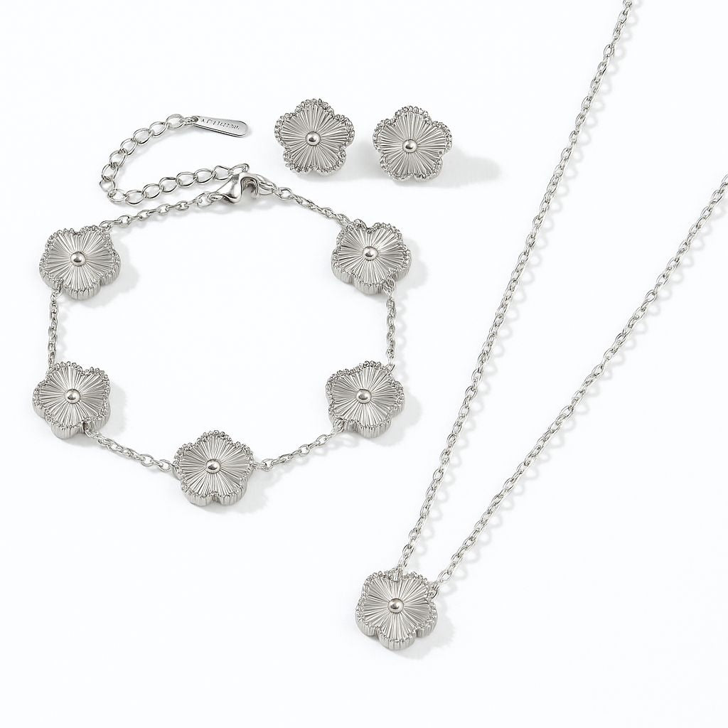 Комплект от обеци, колие, гривна във формата на детелина в сребърно. Изработени от неръждаема стомана