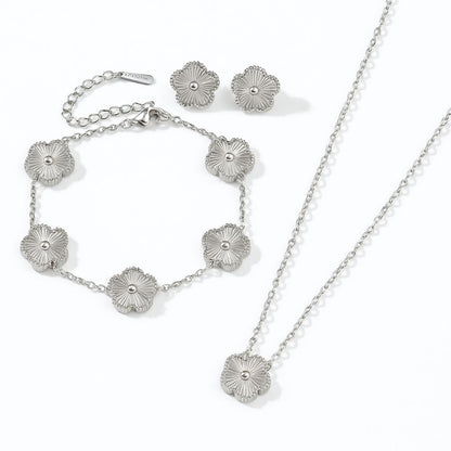 Комплект от обеци, колие, гривна във формата на детелина в сребърно. Изработени от неръждаема стомана