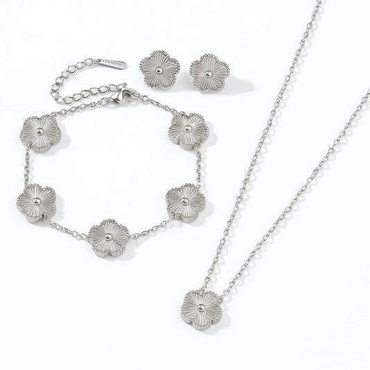 Комплект от обеци, колие, гривна във формата на детелина в сребърно. Изработени от неръждаема стомана