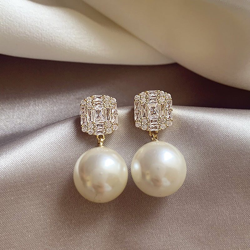 Обеци с кристали и перла 