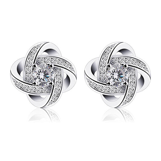 Сребърни обеци с един голям камък в центъра от циркон и с множество малки камъни също циркони. 