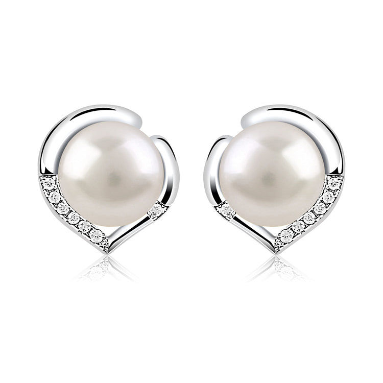 сребърни обеци с перла и циркони около нея. 