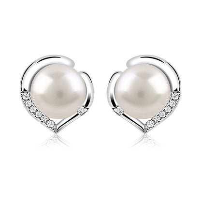 сребърни обеци с перла и циркони около нея. 