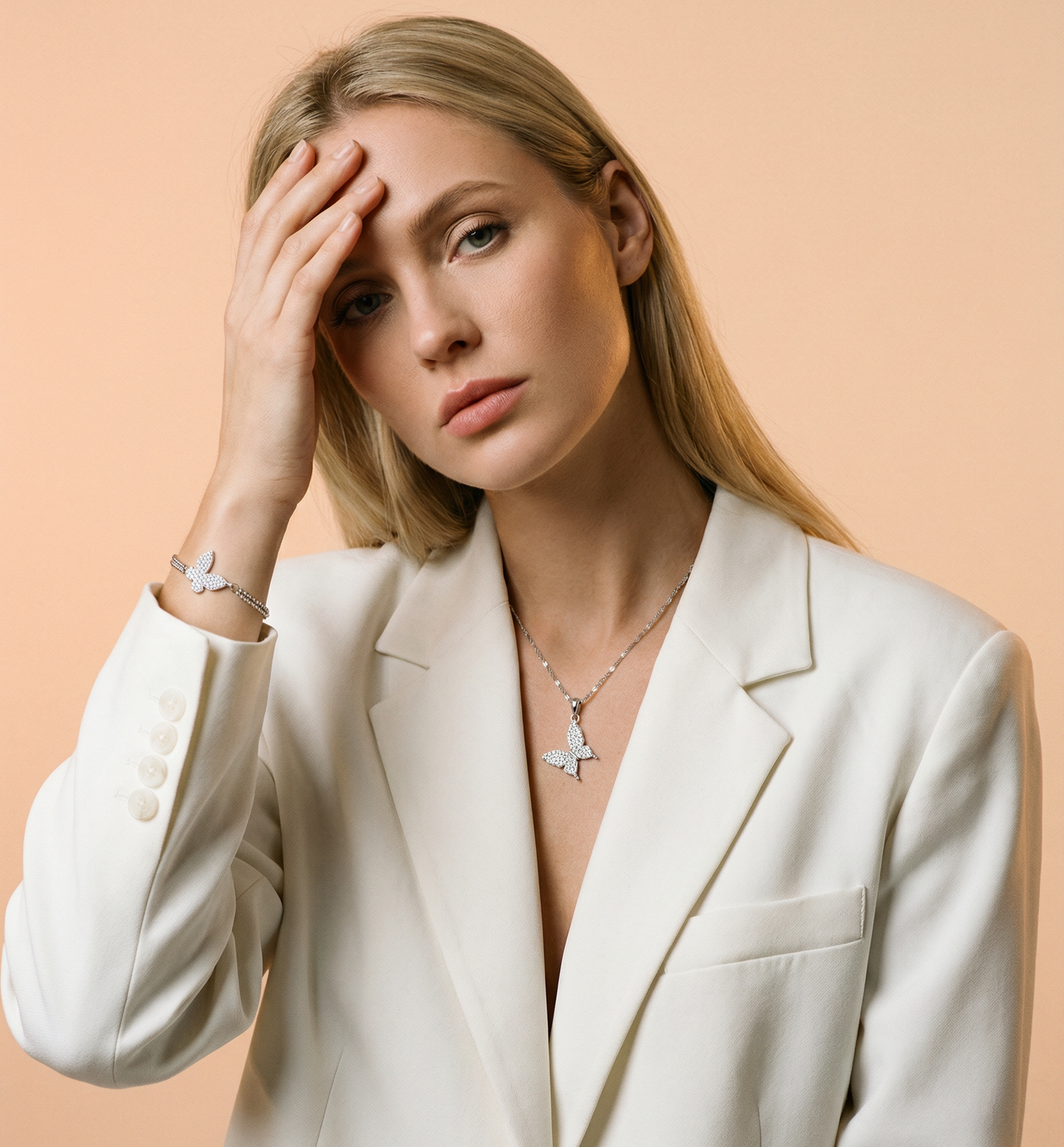 сребърно колие с висулка във формата на пеперуда, цялата обсипана с фини камъни от циркон 