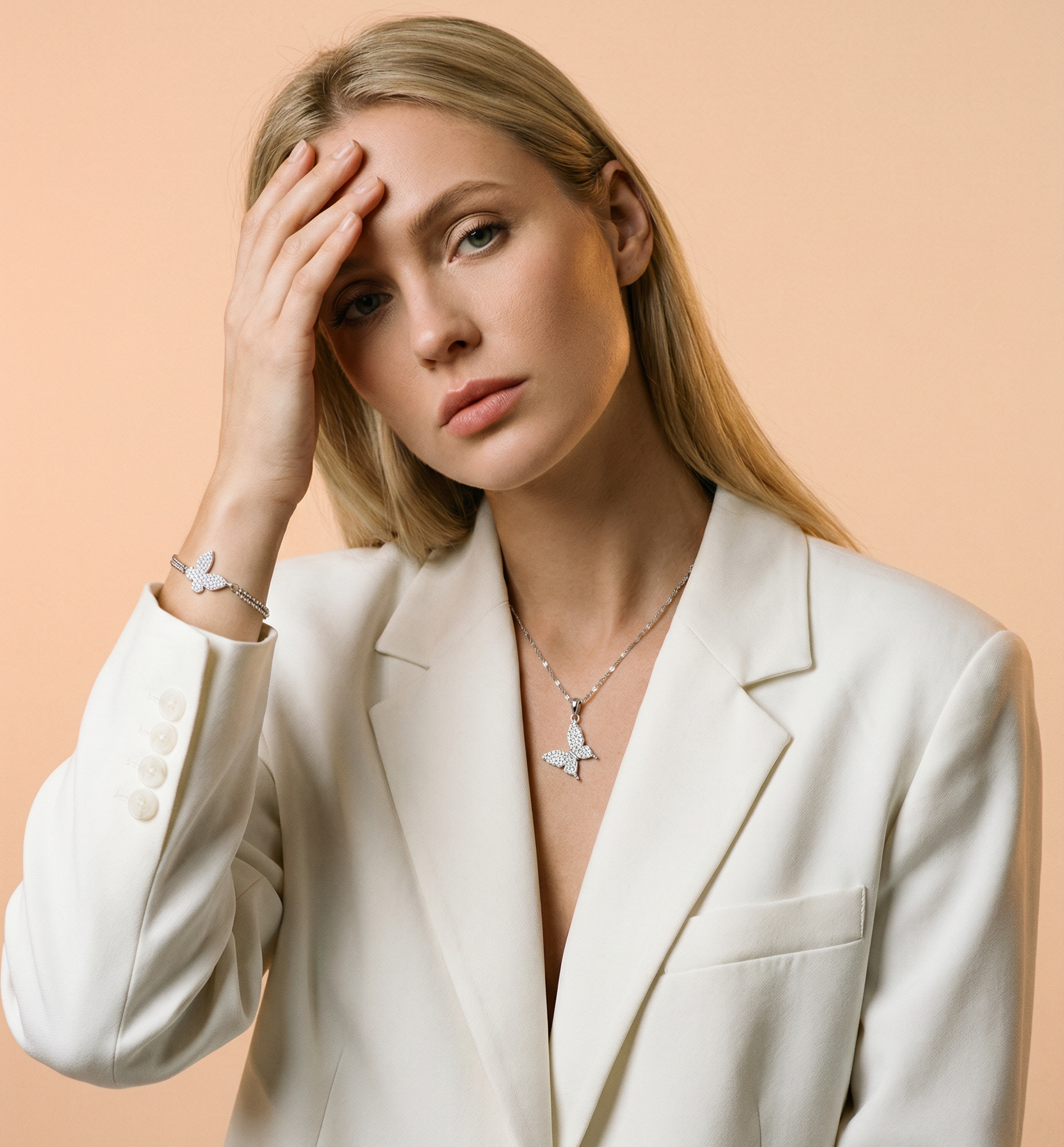 сребърно колие с висулка във формата на пеперуда, цялата обсипана с фини камъни от циркон 