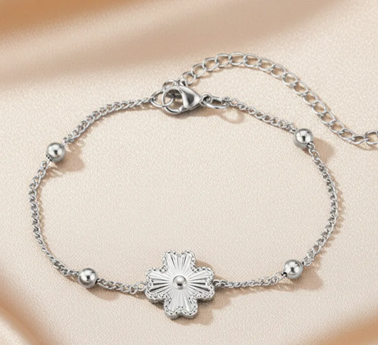 гривна с четирилистна детелина в сребърно